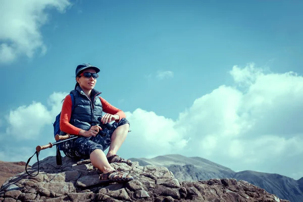 Randonneur avec sac à dos relaxant au sommet d'une montagne — Photo