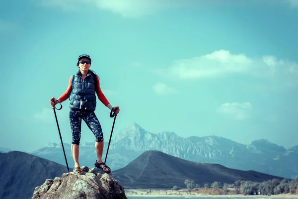 산위에서 배낭을 묶고 있는 등산객 — 스톡 사진