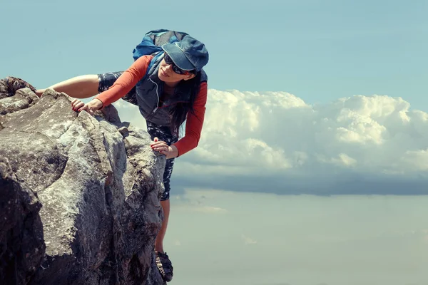 Mutlu kadın açık havada doğa yürüyüşü sırasında bir kaya tırmanıyor. arka tasasız — Stok fotoğraf