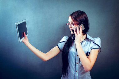 Bir tablet bilgisayar tutan mutlu güzel genç kadın