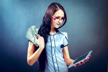 Kadın ellerine yaklaşıp bize dolar sayıyorlar.