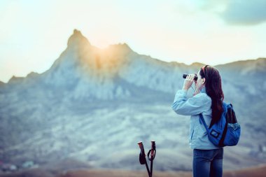 Büyük taşlar üzerinde duran sırt çantası ile genç yolcusu 