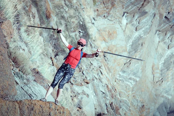 Senderismo y ocio tema. Personas de aventura en caminata senderismo en nat — Foto de Stock