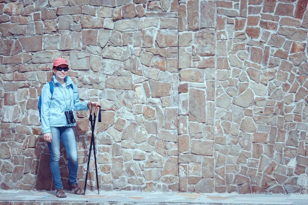 Mulher viajante com mochila caminhadas em montanhas com bonito — Fotografia de Stock