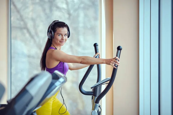 Mujer fitness, cuerpo entrenado, modelo fitness  . — Foto de Stock