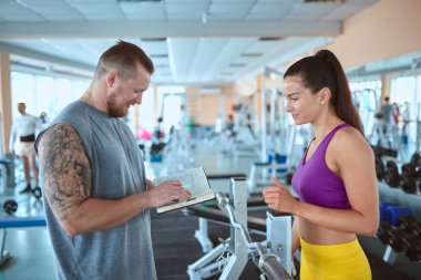 kadının bir eğitmen gözetiminde itme egzersiz yapması