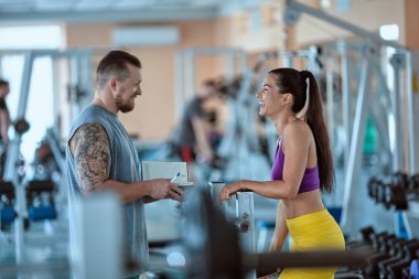 kadının bir eğitmen gözetiminde itme egzersiz yapması