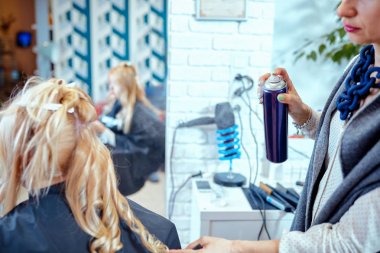 Bir güzellik salonunda saç şekillendirici .