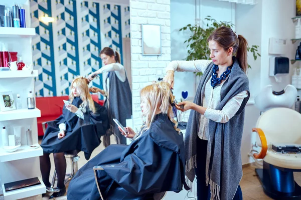 Układania włosów w salonie piękności . — Zdjęcie stockowe