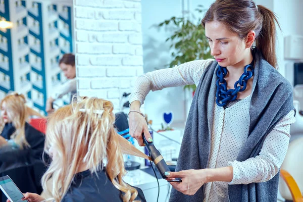 Frisuren im Schönheitssalon . — Stockfoto