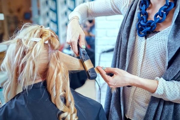 Bir güzellik salonunda saç şekillendirici . — Stok fotoğraf