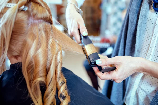 Estilo de cabelo em um salão de beleza  . — Fotografia de Stock