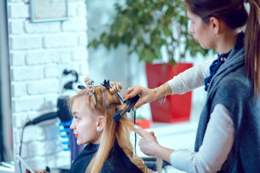 Bir güzellik salonunda saç şekillendirici .