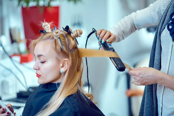 Bir güzellik salonunda saç şekillendirici .
