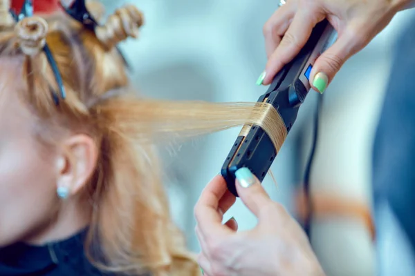 Frisuren im Schönheitssalon . — Stockfoto