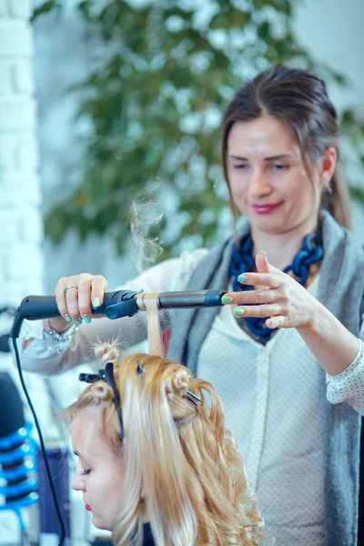 Hårstyling i en skönhetssalong . — Stockfoto