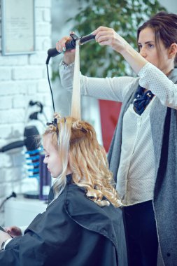 Bir güzellik salonunda saç şekillendirici .