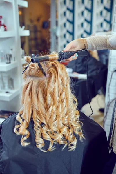 Hair styling in een schoonheidssalon . — Stockfoto