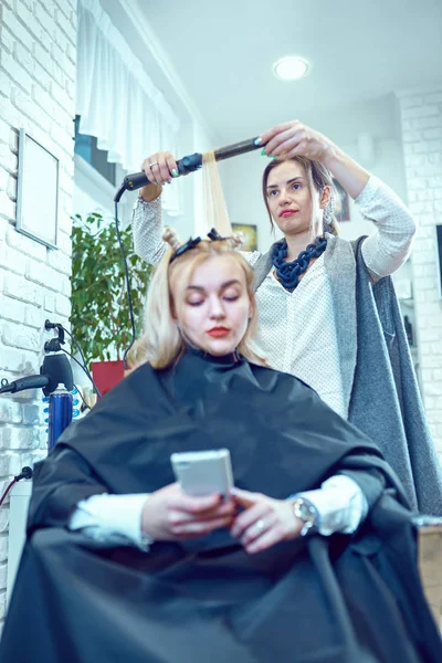 Frisuren im Schönheitssalon . — Stockfoto