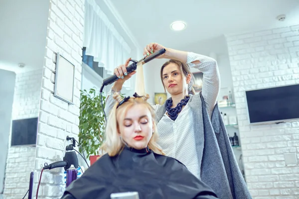 Układania włosów w salonie piękności . — Zdjęcie stockowe