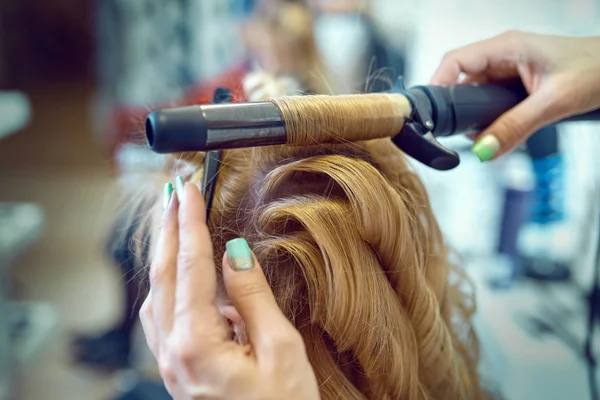 Hair styling in een schoonheidssalon . — Stockfoto