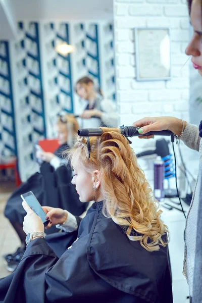 Estilo de cabelo em um salão de beleza  . — Fotografia de Stock