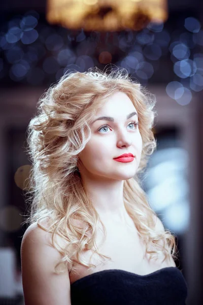Schöne Mädchen hellbraune Haare mit einer eleganten Frisur, Haare — Stockfoto