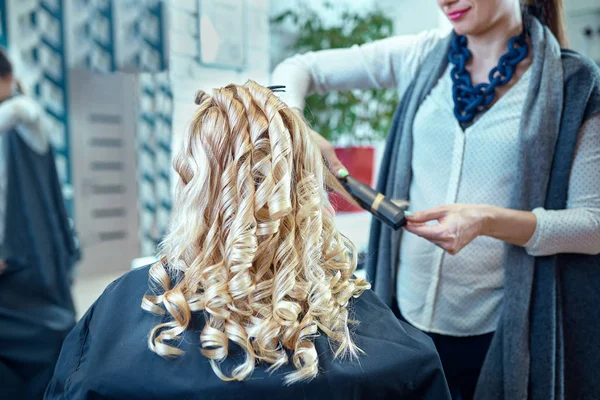 Estilo de cabelo em um salão de beleza  . — Fotografia de Stock