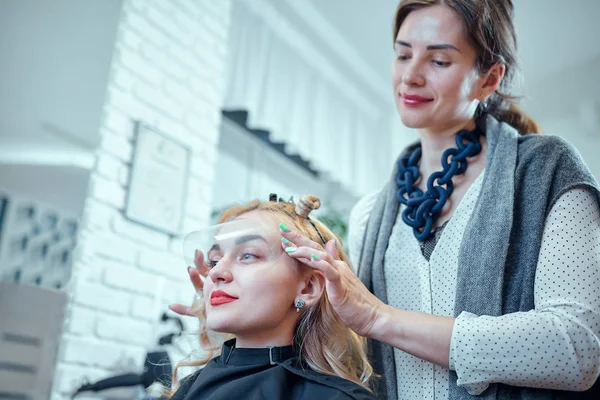 Frisuren im Schönheitssalon . — Stockfoto