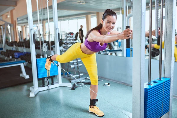 Mujer fitness, cuerpo entrenado, modelo fitness  . — Foto de Stock