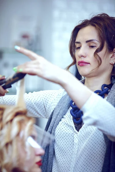 Hair styling in a beauty salon . — Stock Photo, Image