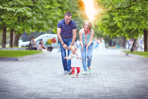 Gelukkige familie met weekend in de zomer park — Stockfoto