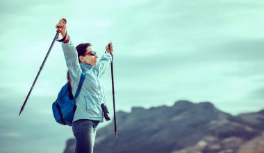 Büyük taşlar üzerinde duran sırt çantası ile genç yolcusu 