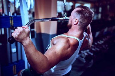  Spor salonunda fitness makinede egzersiz yapan erkek.