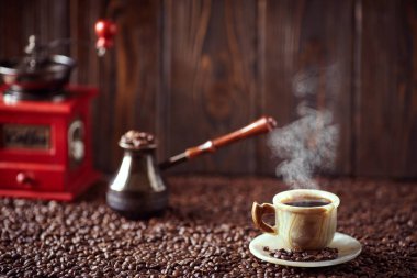 Ahşap arka plan üzerinde koyu kahve. Taze kahve.