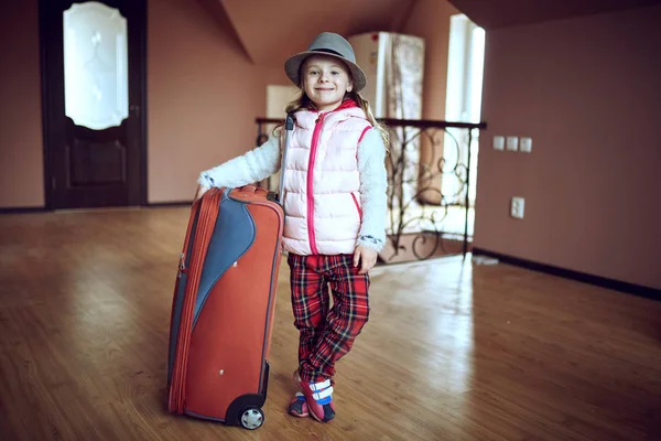 Schattig meisje klaar is om te reizen . — Stockfoto