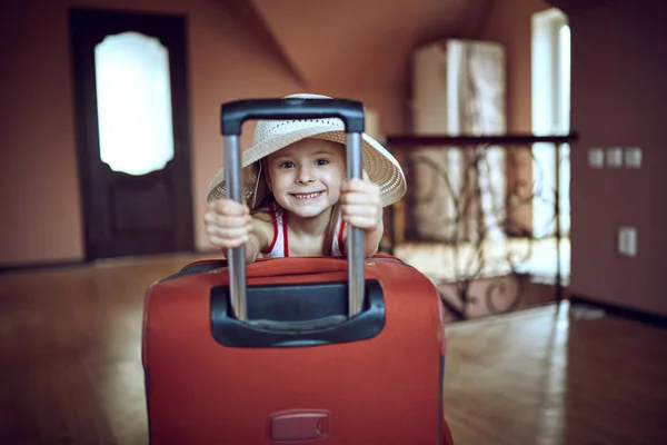 Pequeña linda chica lista para viajar  . — Foto de Stock