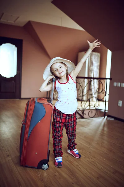 Schattig meisje klaar is om te reizen . — Stockfoto