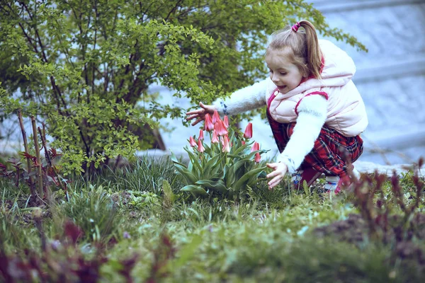 Gelukkige vrouw met bos van bloemen — Stockfoto