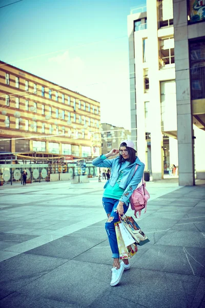 블루 코트와 선글라스를 착용 하는 여자 . — 스톡 사진