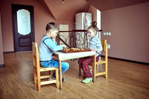 草案かチェッカー ボード ゲームを遊んでいる子供たち — ストック写真