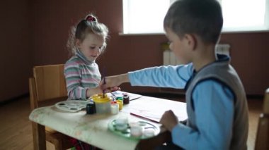 Çocuk resimleri albümde çizer. .