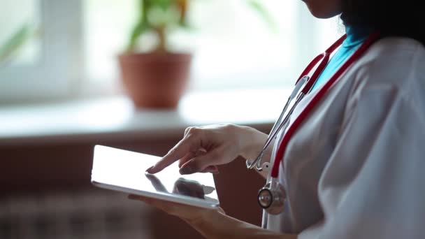 Médico trabalhando em um tablet digital com espaço de cópia — Vídeo de Stock