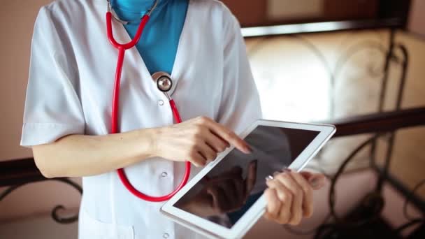 Médico trabajando en una tableta digital con espacio de copia — Vídeos de Stock