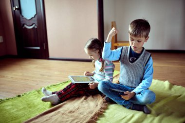 İki çocuk bir tablet ile okumak .