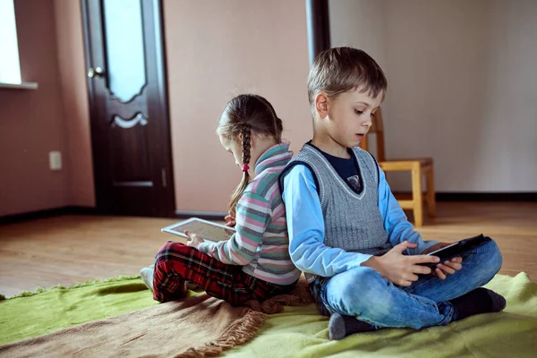 Двое детей читают с планшетом  . — стоковое фото
