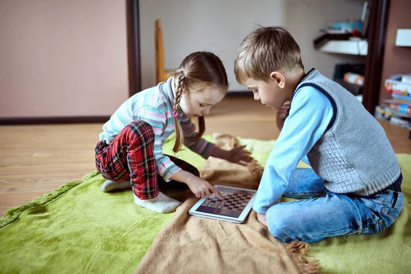 Двое детей читают с планшетом  . — стоковое фото