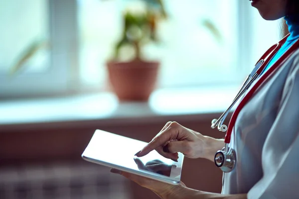 Médico trabajando en una tableta digital con espacio de copia — Foto de Stock