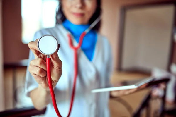 Arztkonzept. Arzt im Krankenhaus. Arzt mit Stethoskop. — Stockfoto