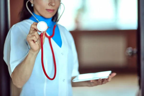 Dokter concept. arts in het ziekenhuis. Arts met de stethoscoop. — Stockfoto